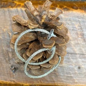 Médium size hoop earrings